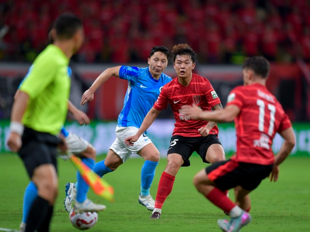 加时末段成都蓉城备战英超；回应争议细节曝光；球迷炸锅；轮换策略成焦点(被终身禁止回国的天才)