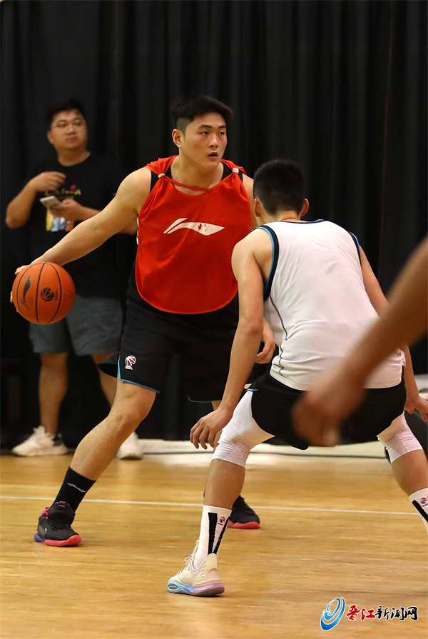 雷竞技官方入口 -包含CBA季后赛倒计时，巴塞罗那赛后更衣室发声，细节引发关注，话题不断，轮换策略成焦点的词条